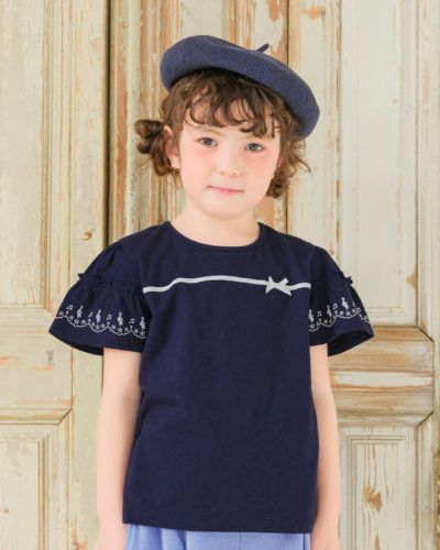 ボーダーTシャツを着た女の子