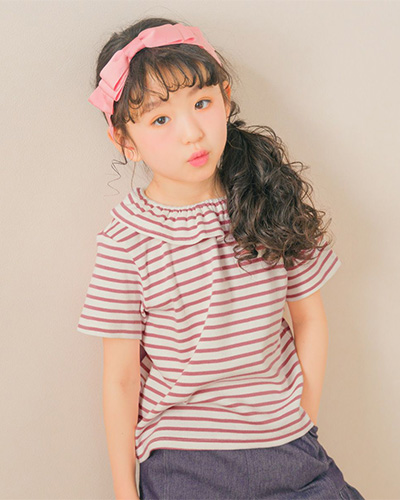 ボーダーTシャツを着た女の子