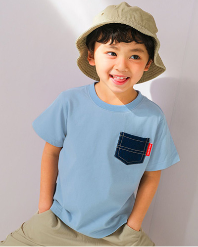 綿100％のTシャツを着た男の子