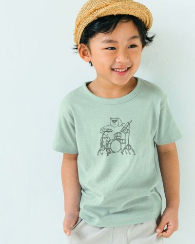 綿100％のTシャツを着た男の子