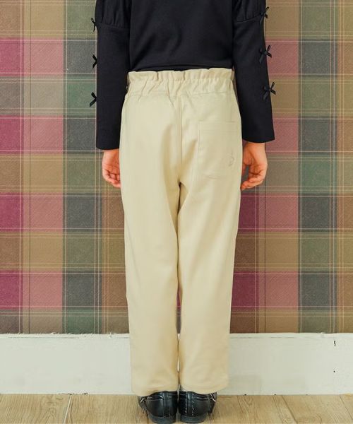 音符刺繍 ストレッチ ロングパンツ モデル着用イメージ（ベージュ）