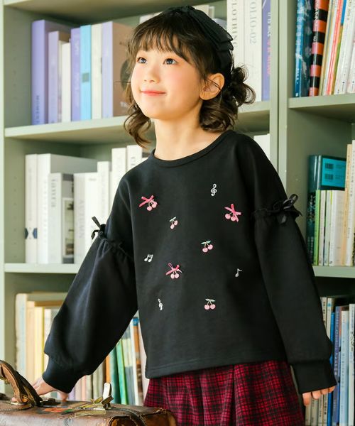 さくらんぼ 音符 刺繍 リボン トレーナー モデル着用イメージ（ブラック）
