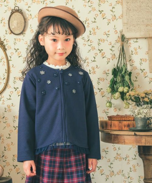 ポケット＆フリルつき 裏毛 お花 カーディガン モデル着用イメージ（ネイビー）