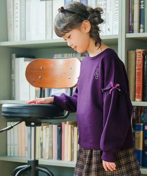 ストライプ柄音符プリント襟付きドッキングワンピース モデル着用イメージ（パープル）