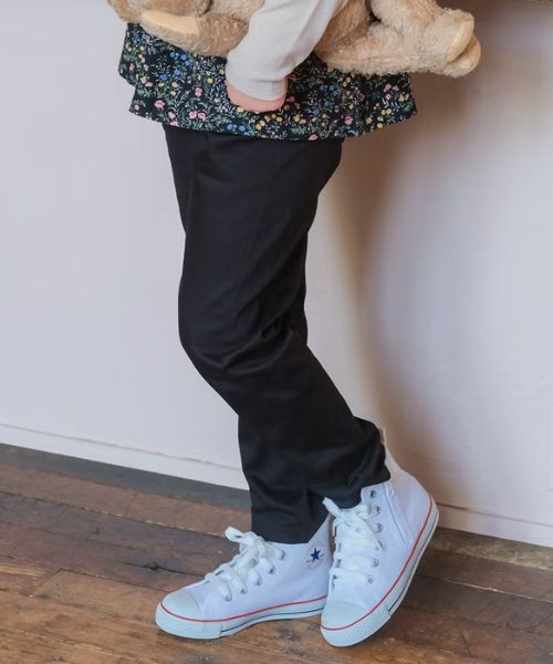 ストレッチツイル リボンロゴ刺繍 ロングパンツ モデル着用イメージ（ブラック）