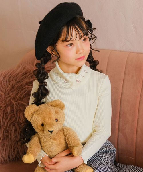 音符刺繍 ボタン襟付き 3wayリブカットソー モデル着用イメージ（オフホワイト）