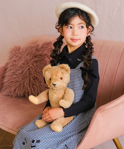 音符刺繍 ボタン襟付き 3wayリブカットソー モデル着用イメージ（ブラック）