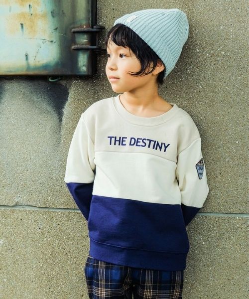 ロゴ刺繍 3色配色 トレーナー モデル着用イメージ（ベージュ）