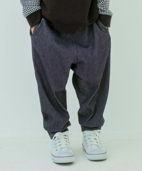 男女兼用 デニムツイルニット マチつきテーパードパンツ モデル着用イメージ（ネイビー）