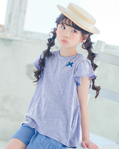 ボーダー柄Tシャツを着た女の子