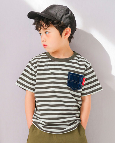 ボーダーTシャツを着た男の子