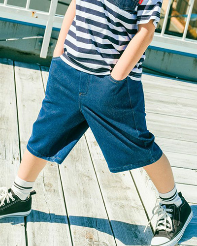 デニムを履いた男の子