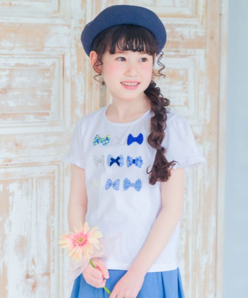 綿100％リボンモチーフフリル袖Tシャツ モデル着用イメージ（オフホワイト）
