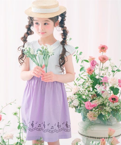 ストライプ柄音符プリント襟付きドッキングワンピース モデル着用イメージ（パープル）