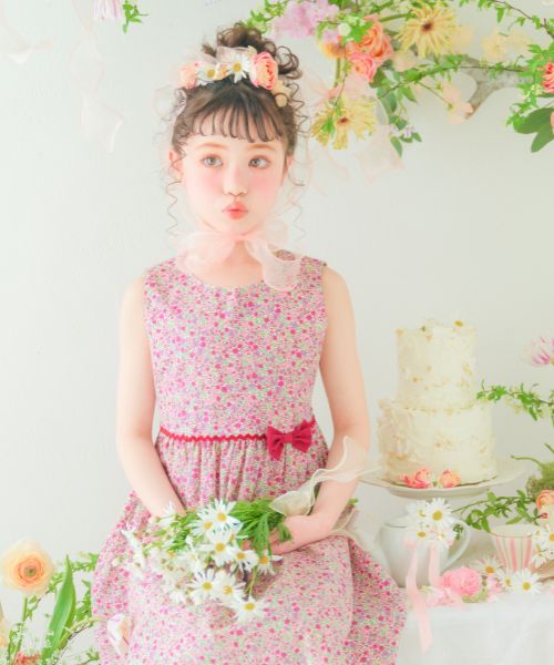 日本製 綿100％ 花柄 リボン付き ワンピース モデル着用イメージ（ピンク）
