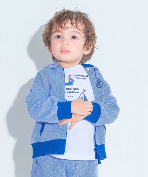 ストライプ柄 ロゴワッペン フード取り外し可能 パーカー モデル着用イメージ（ブルー）