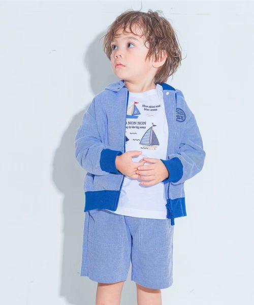 ストライプ柄 ロゴワッペン フード取り外し可能 パーカー モデル着用イメージ（ブルー）