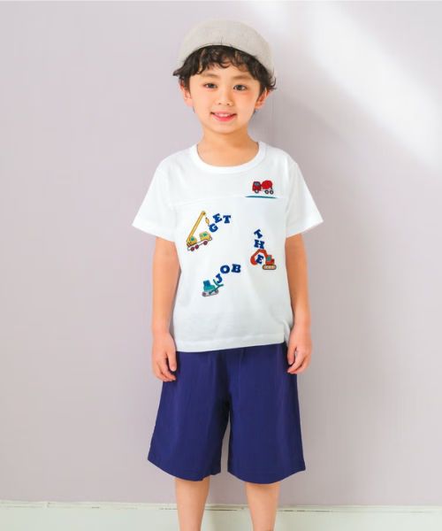 働く車 刺繍ワッペン Tシャツ モデル着用イメージ（オフホワイト）