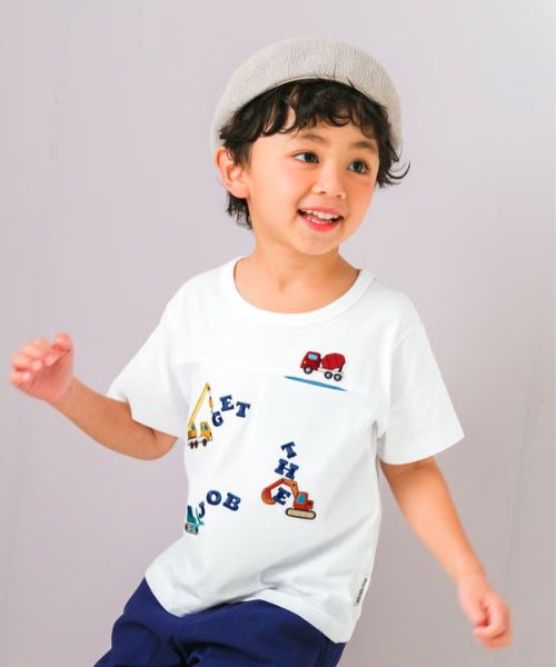 働く車 刺繍ワッペン Tシャツ モデル着用イメージ（オフホワイト）