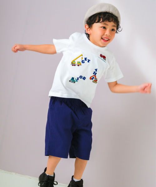 働く車 刺繍ワッペン Tシャツ モデル着用イメージ（オフホワイト）