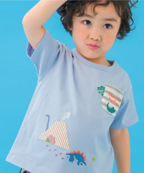綿100％ 恐竜 ＆ 火山 Tシャツ モデル着用イメージ（ブルー）
