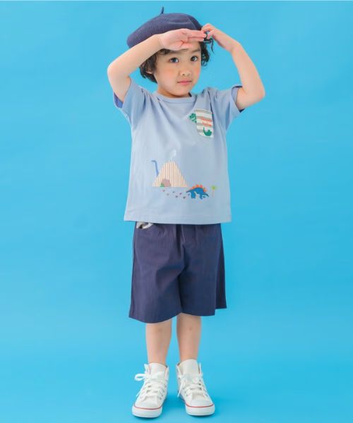 綿100％ 恐竜 ＆ 火山 Tシャツ モデル着用イメージ（ブルー）