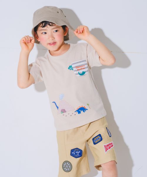 綿100％ 恐竜 ＆ 火山 Tシャツ モデル着用イメージ（ベージュ）