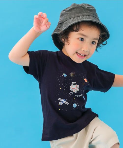 綿100％ 宇宙 刺繍 半袖 Tシャツ モデル着用イメージ（ネイビー）