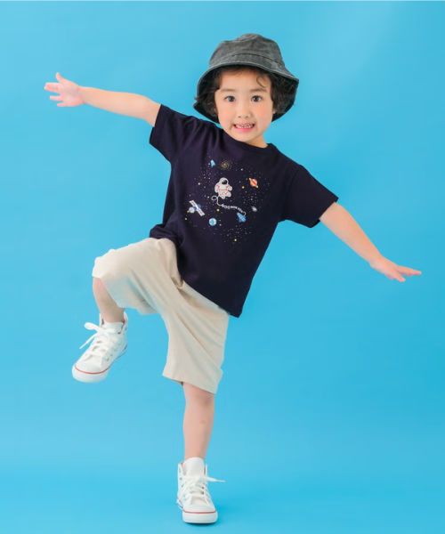 綿100％ 宇宙 刺繍 半袖 Tシャツ モデル着用イメージ（ネイビー）
