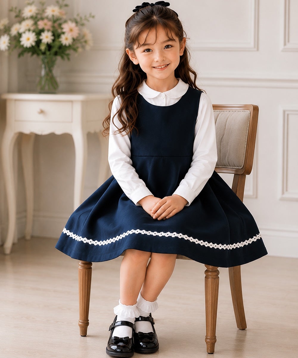 子供服 女の子 カジュアル 普段着 通学 通学着 裾お花レースフレアワンピース 紺(06) モデル画像全身