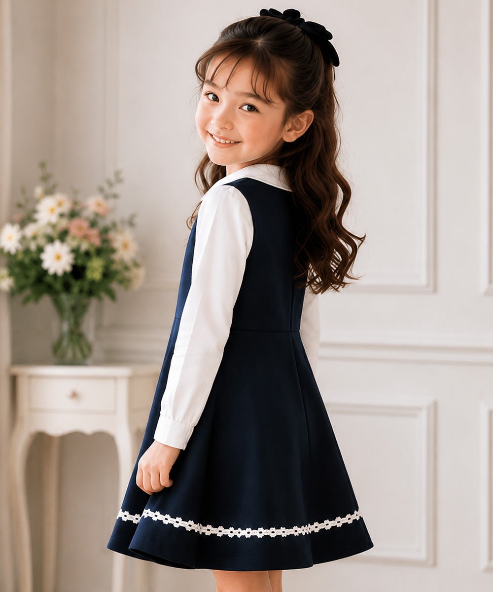子供服 女の子 カジュアル 普段着 通学 通学着 裾お花レースフレアワンピース 紺(06) モデル画像2