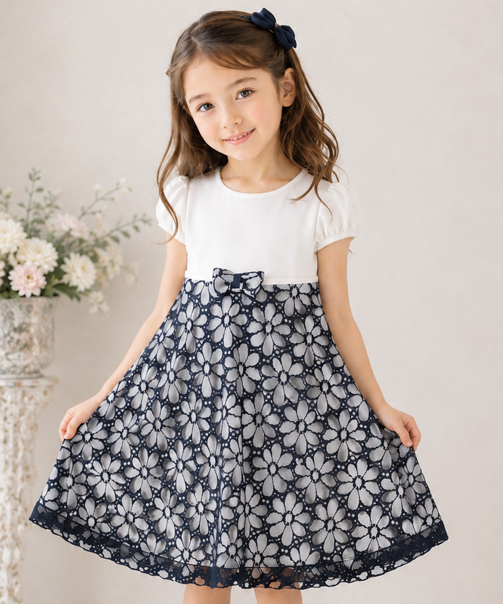 子供服 女の子 日本製お花レース 切替え ワンピース ホワイト×ネイビー(17) モデル画像アップ