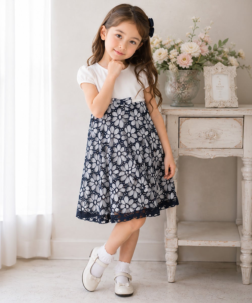 子供服 女の子 日本製お花レース 切替え ワンピース ホワイト×ネイビー(17) モデル画像全身