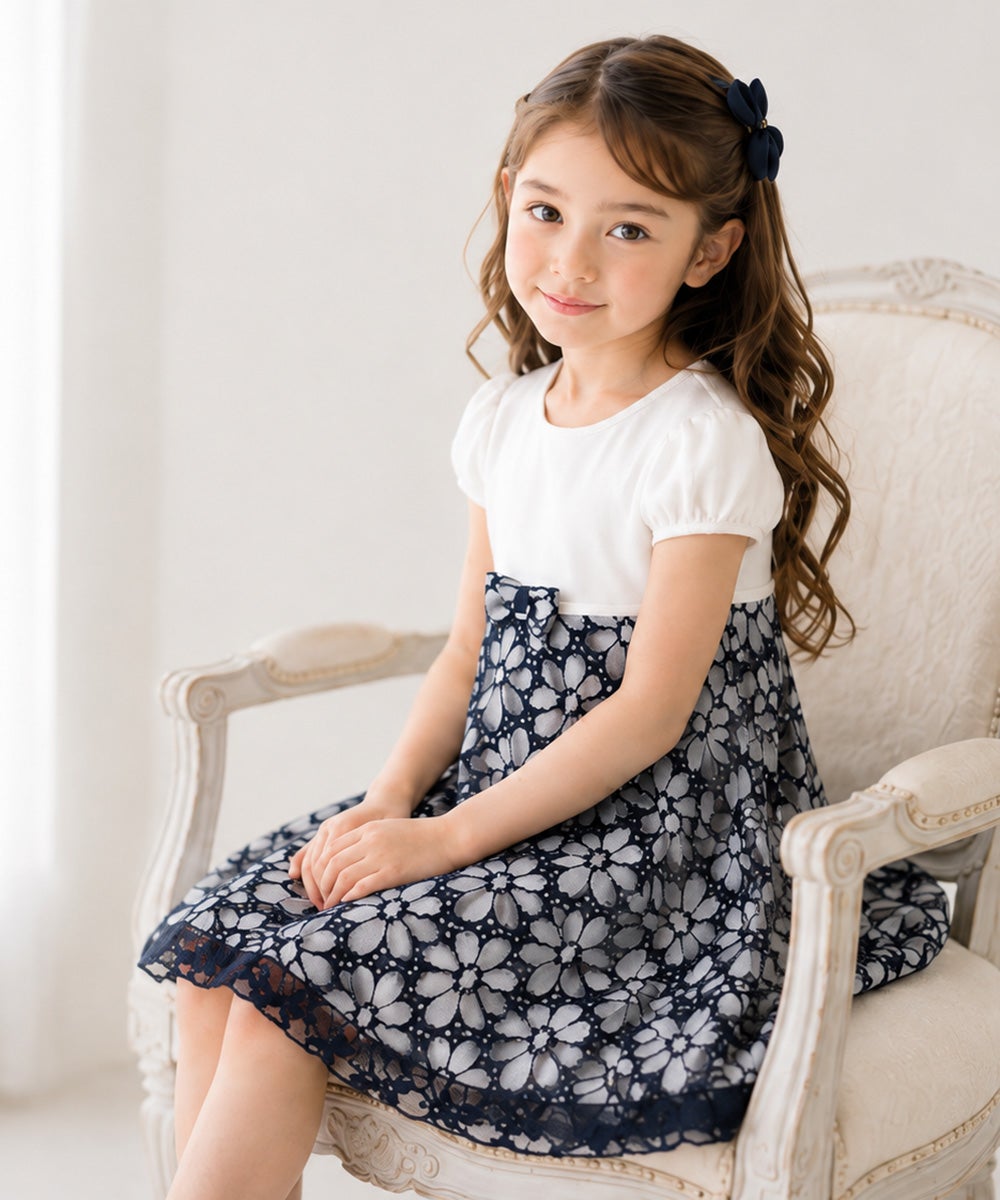 子供服 女の子 日本製お花レース 切替え ワンピース ホワイト×ネイビー(17) モデル画像1