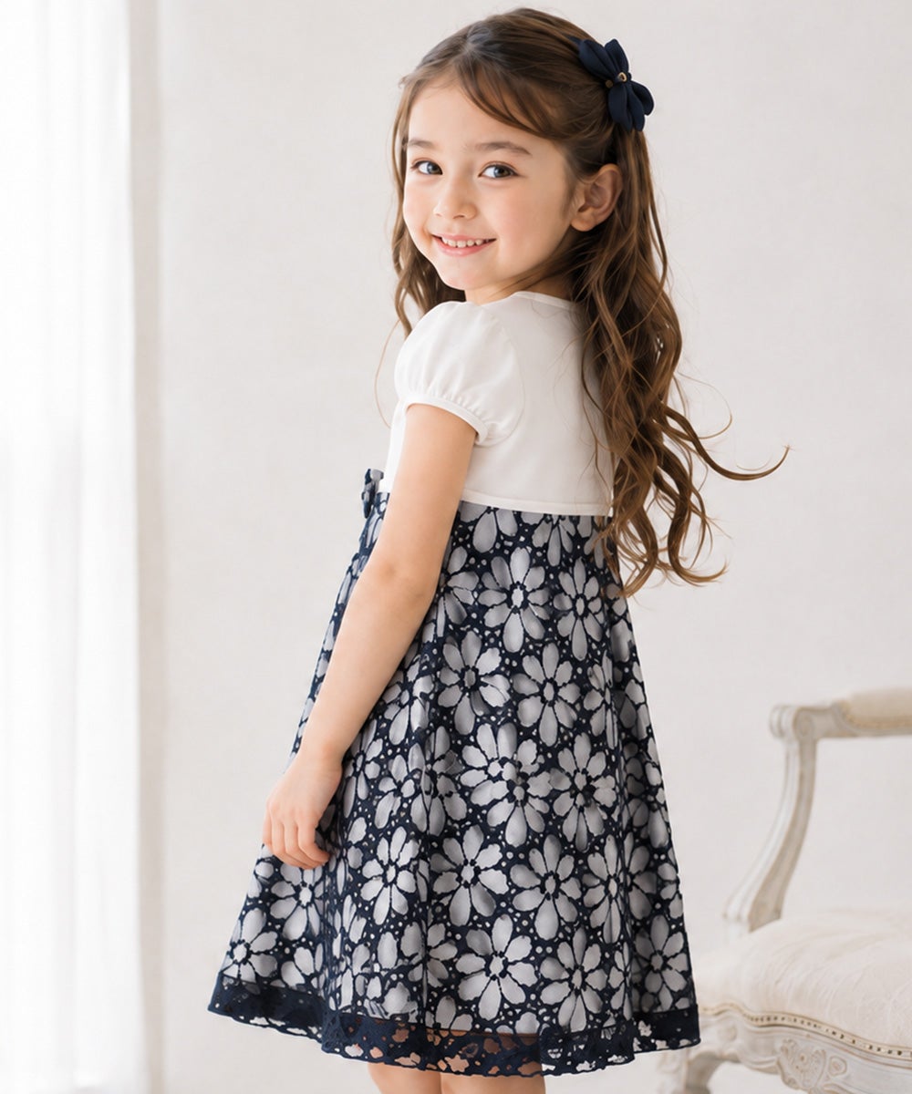 子供服 女の子 日本製お花レース 切替え ワンピース ホワイト×ネイビー(17) モデル画像2