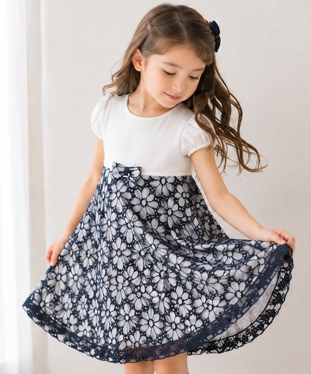 子供服 女の子 日本製お花レース 切替え ワンピース ホワイト×ネイビー(17) モデル画像3