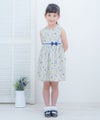 子供服 女の子 日本製 綿100％ 小花柄　ギャザー入り　リボン付き ブルー(61) モデル画像全身