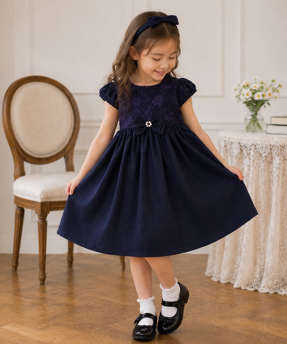 子供服 女の子 日本製花柄レースリボンブローチ付きワンピース ネイビー(06) モデル画像全身
