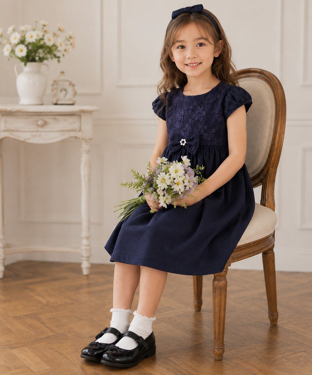 子供服 女の子 日本製花柄レースリボンブローチ付きワンピース ネイビー(06) モデル画像1
