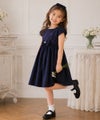 子供服 女の子 日本製花柄レースリボンブローチ付きワンピース ネイビー(06) モデル画像2