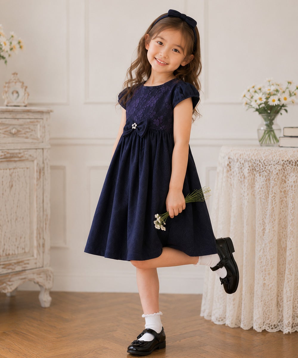 子供服 女の子 日本製花柄レースリボンブローチ付きワンピース ネイビー(06) モデル画像2