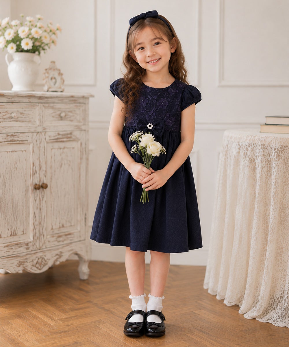 子供服 女の子 日本製花柄レースリボンブローチ付きワンピース ネイビー(06) モデル画像3