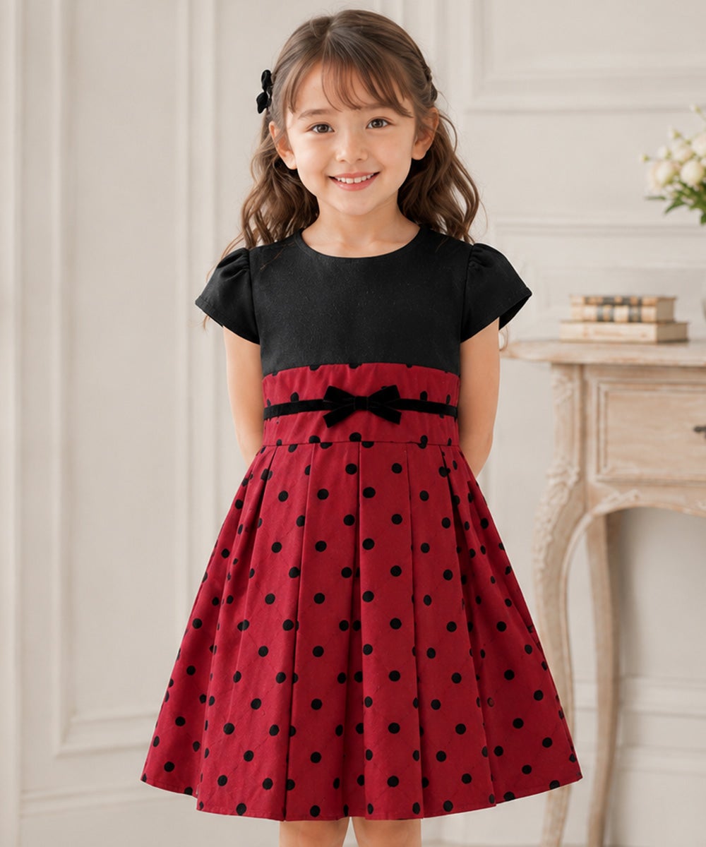 子供服 女の子 日本製ドット柄切り替えリボン付きプリーツ風ワンピース レッド(03) モデル画像アップ