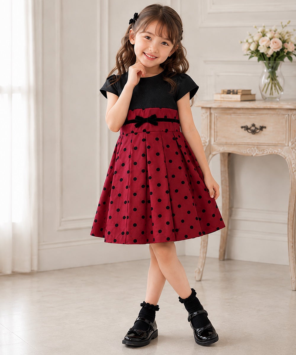 子供服 女の子 日本製ドット柄切り替えリボン付きプリーツ風ワンピース レッド(03) モデル画像全身