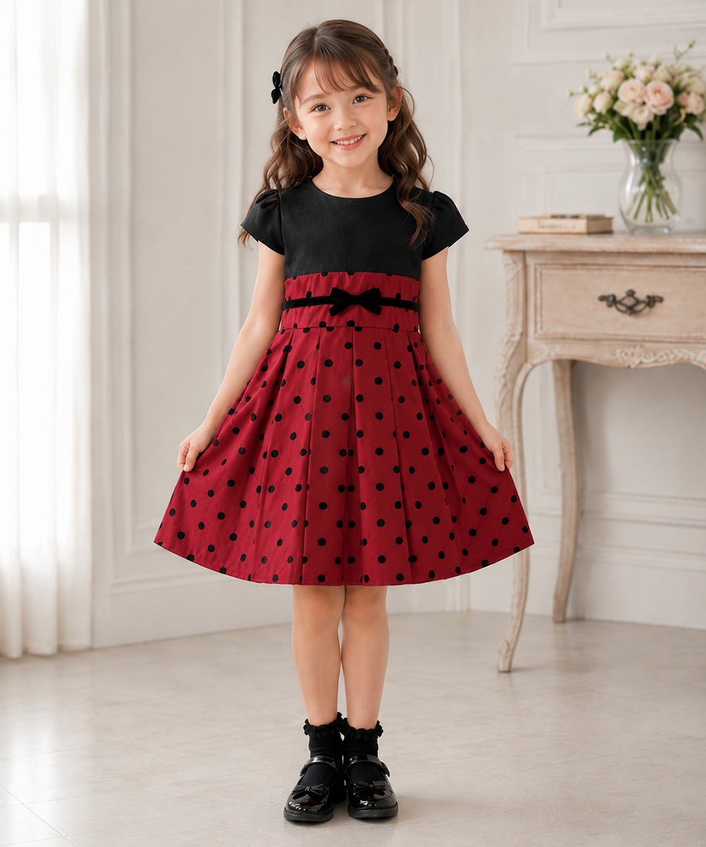 子供服 女の子 日本製ドット柄切り替えリボン付きプリーツ風ワンピース レッド(03) モデル画像2