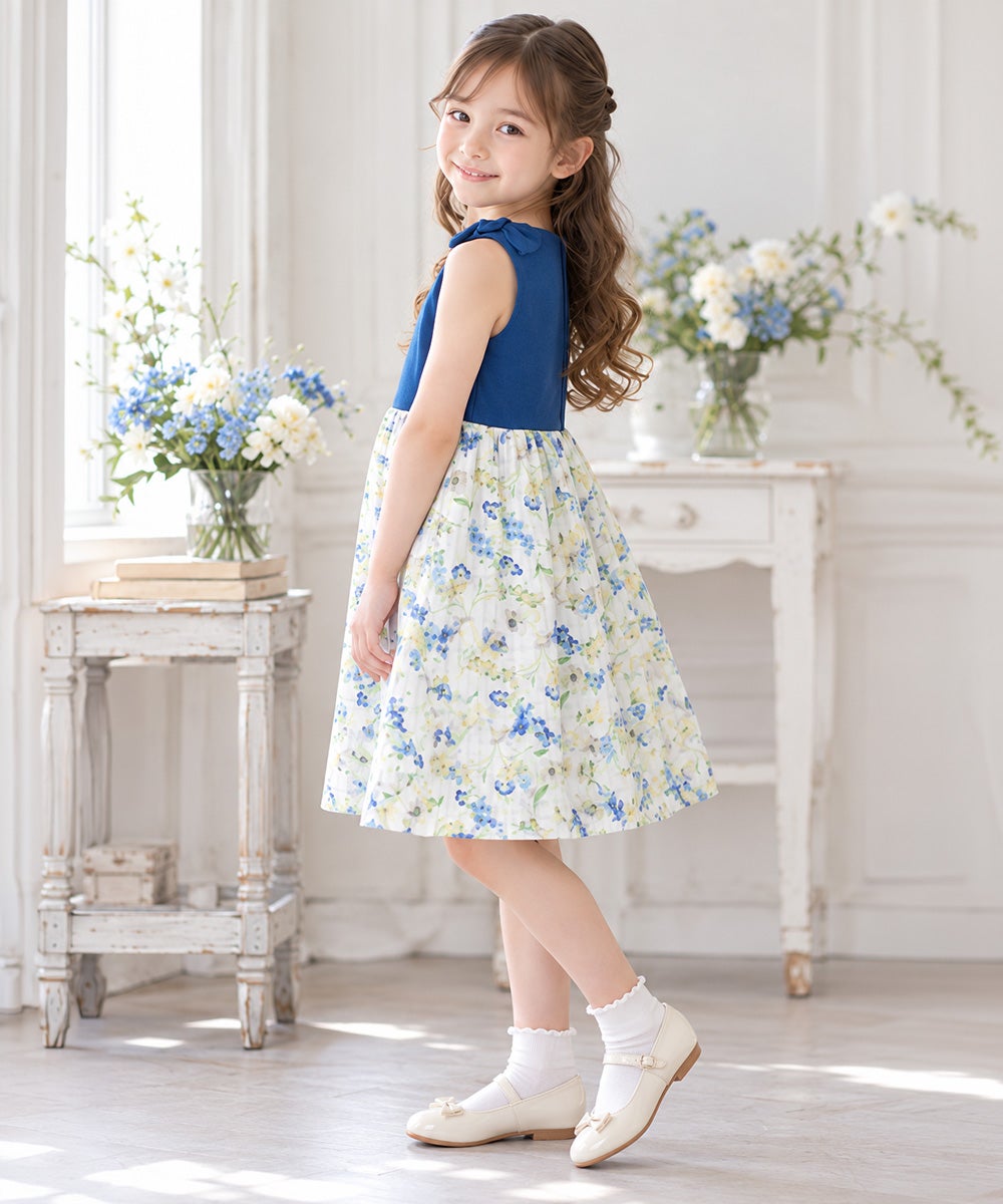 子供服 女の子 日本製花柄リボン＆裏地つきギャザーワンピース ブルー(61) モデル画像全身