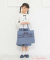 子供服 女の子 ドット柄リボンフリルつきトートバッグ ネイビー(06) モデル画像全身