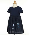 子供服 女の子 花モチーフ＆リボンつきワンピース ネイビー(06) トルソー斜め
