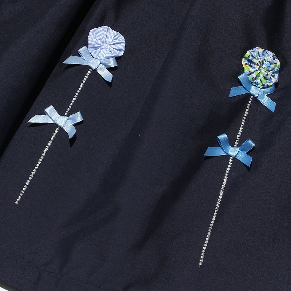 子供服 女の子 花モチーフ＆リボンつきワンピース ネイビー(06) デザインポイント1