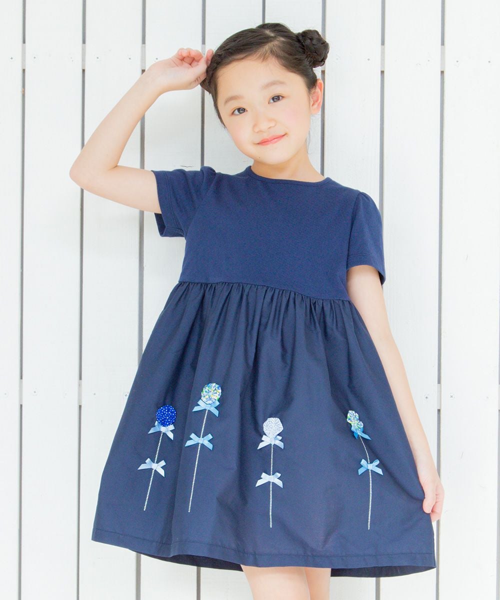 子供服 女の子花モチーフ＆リボンつきワンピース ネイビー(06) モデル画像アップ